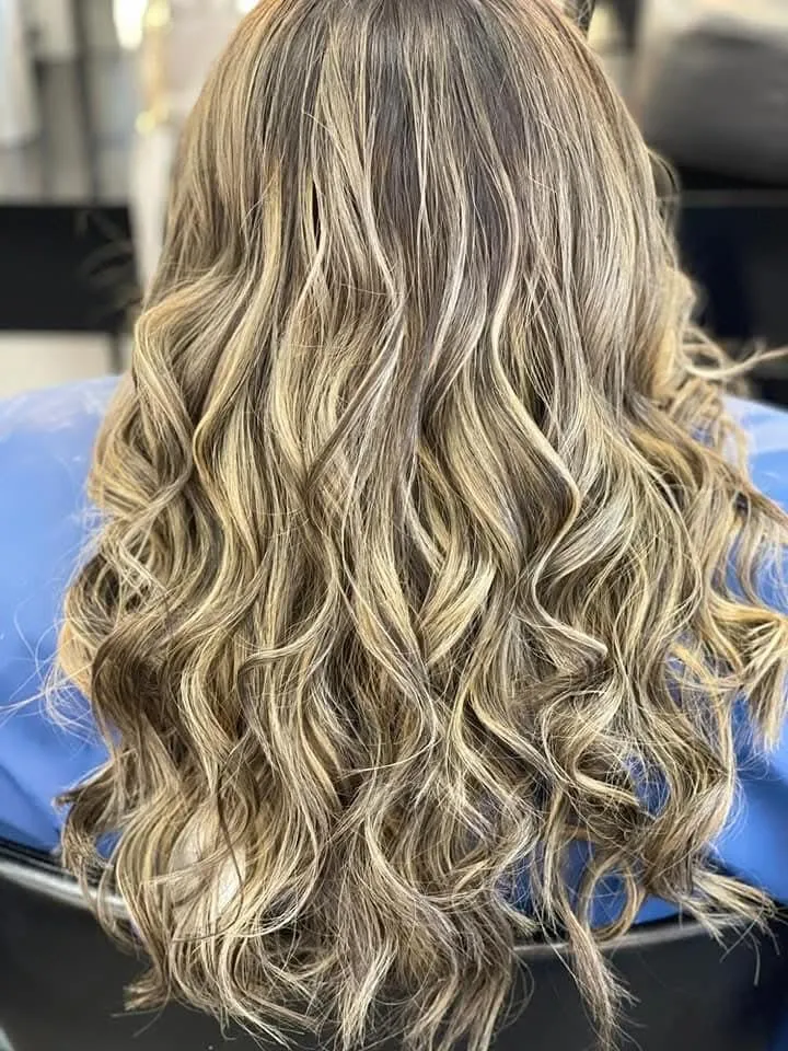 Balayage rubio con ondas hecho en Infinity