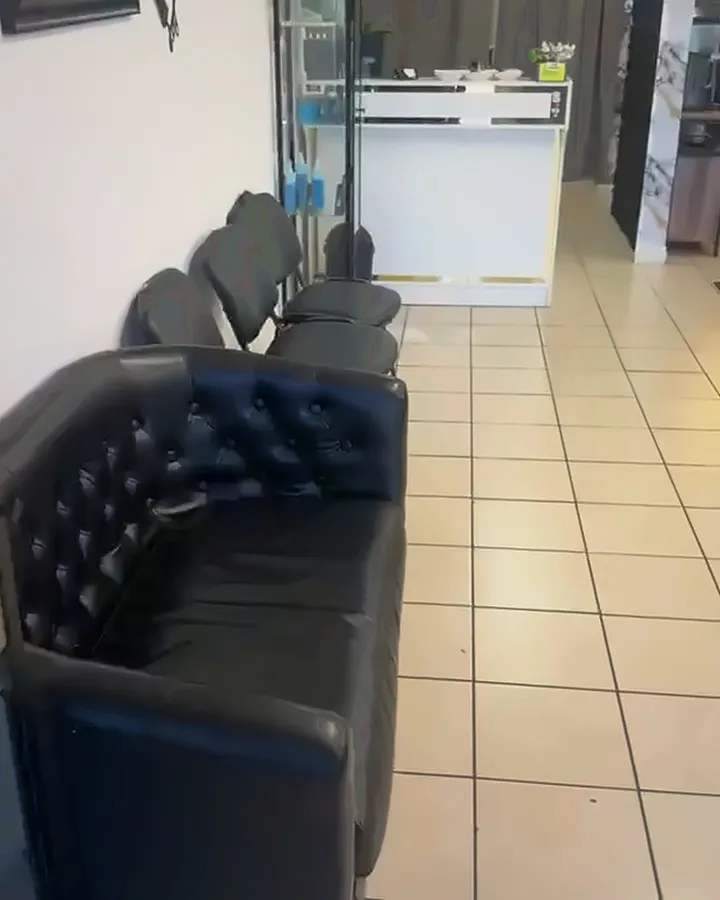 Recepción y zona de espera con sofá capitoné