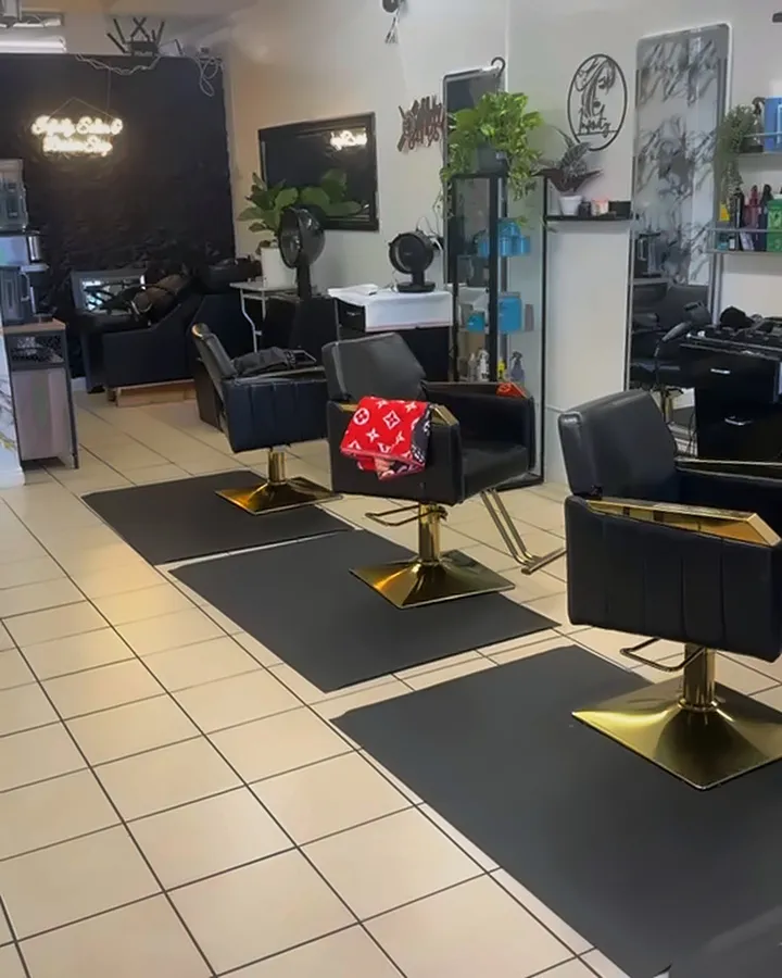 Sala principal de Infinity con sillones dorados y la pared negra del neón
