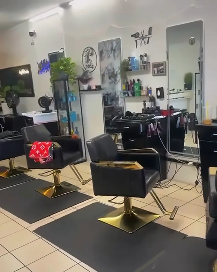 Tocadores con espejos y estanterías del salón